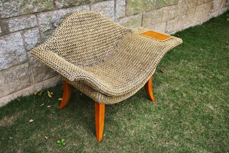 Rattan-Stuhl mit Beistelltisch stockfotos