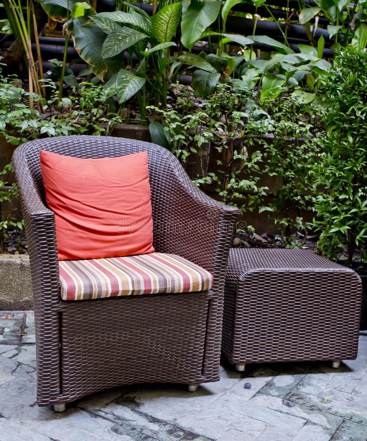 Rattanstuhl und Rattancouchtisch mit grünen Bäumen an im Freien lizenzfreie stockfotografie Rattanstuhl und Rattancouchtisch mit grünen Bäumen an im Freien lizenzfreie stockfotografie