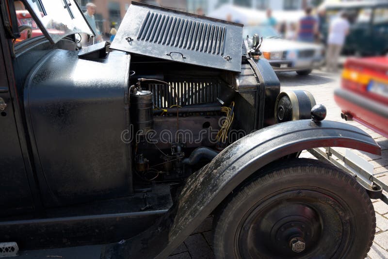 RATZEBURG, ALEMANHA - 2 DE JUNHO DE 2019: Essex com a capa aberta do motor, detalhe do automóvel clássico no carro do oldtimer qu fotos de stock royalty free RATZEBURG, ALEMANHA - 2 DE JUNHO DE 2019: Essex com a capa aberta do motor, detalhe do automóvel clássico no carro do oldtimer qu fotos de stock royalty free