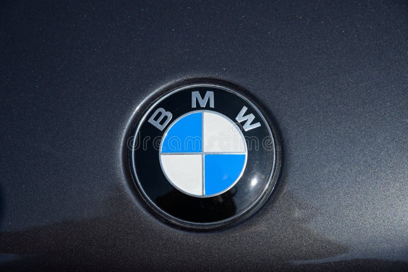 РАТЦЕБУРГ, Германия-2 июня 2019 года: BMW, Баварский моторный завод, эмблема логотипа на черном металлическом капоте двигателя, классический автомобиль at. The oldtimer car meeting in stock image