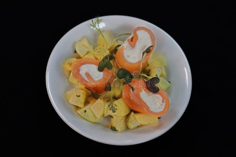 Rauchen Sie Lachsziegenkäse mit gekochter Kartoffel stockfoto Rauchen Sie Lachsziegenkäse mit gekochter Kartoffel stockfoto