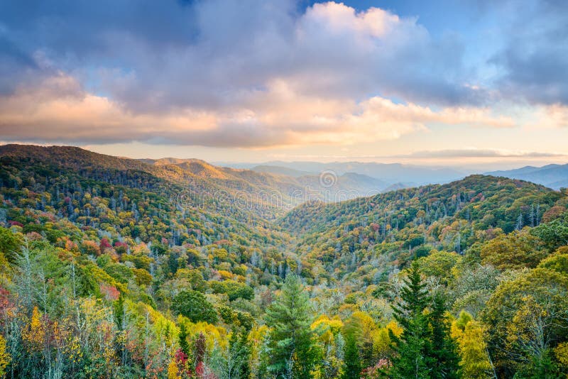 Rauchige Berge im Herbst stockfoto Rauchige Berge im Herbst stockfoto