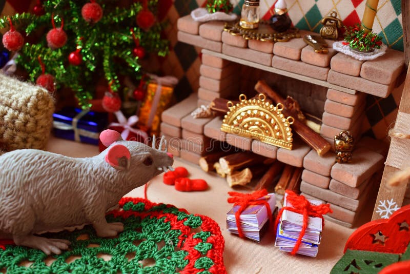 Raum mit Kamin und Weihnachtsbaum für Puppen und kleine Spielwaren Kamin mit einem kleinen Dekor stockbild Raum mit Kamin und Weihnachtsbaum für Puppen und kleine Spielwaren Kamin mit einem kleinen Dekor stockbild