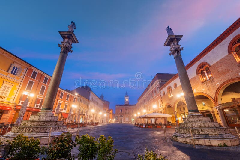 Ravena Itália Em Piazza Del Polo Foto de Stock - Imagem de famoso, noite:  243015308
