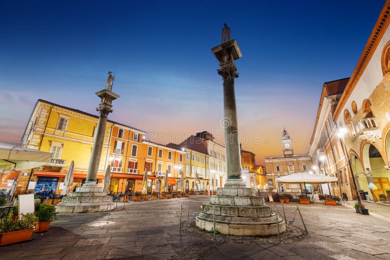 Ravena Itália Em Piazza Del Polo Foto de Stock - Imagem de famoso, noite:  243015308