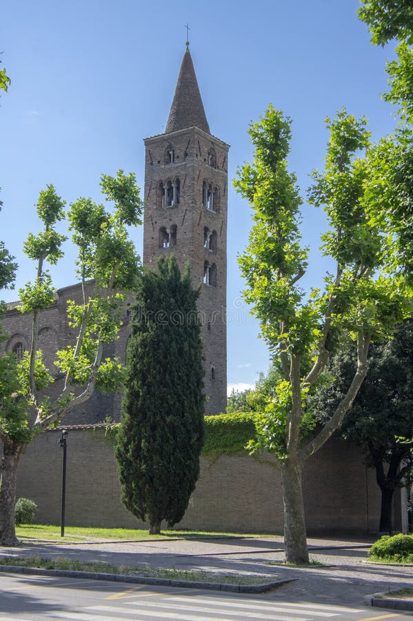 Ravenna/ITALIEN - Juni 20, 2018: Kyrka av San Giovanni Evangelista, härlig kyrka som omges med grönska, med tornet royaltyfri fotografi Ravenna/ITALIEN - Juni 20, 2018: Kyrka av San Giovanni Evangelista, härlig kyrka som omges med grönska, med tornet royaltyfri fotografi