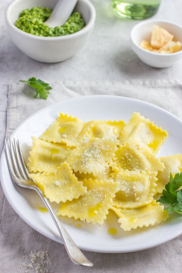 Ravioli com queijo parmesão imagem de stock