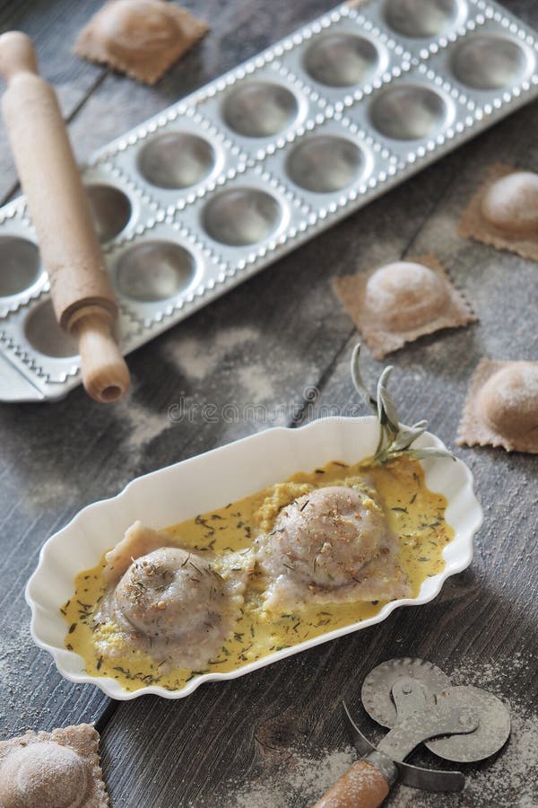 Ravioli degli spinaci fotografie stock Ravioli degli spinaci fotografie stock