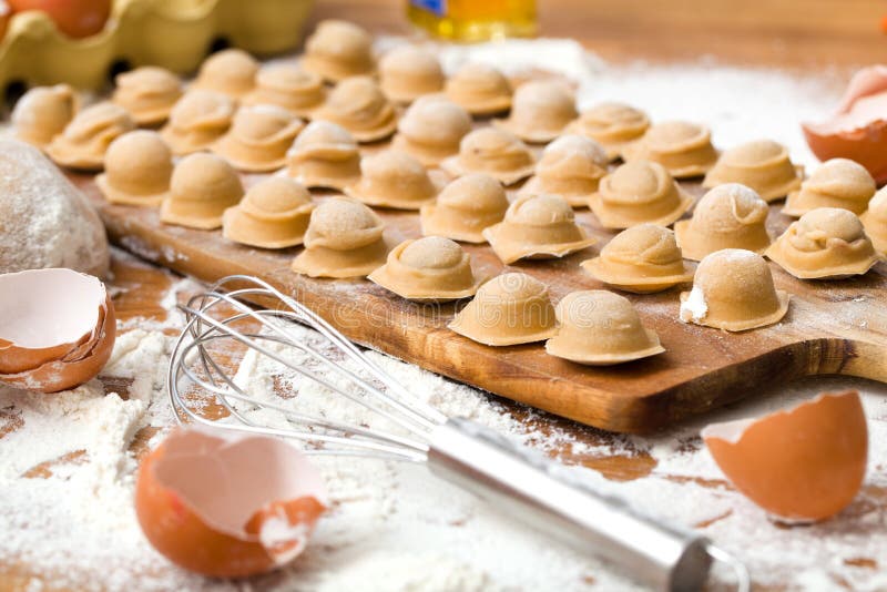 Ravioli faits maison Pâte fraîche et ravioli traditionnels à la table rustique image libre de droits Ravioli faits maison Pâte fraîche et ravioli traditionnels à la table rustique image libre de droits