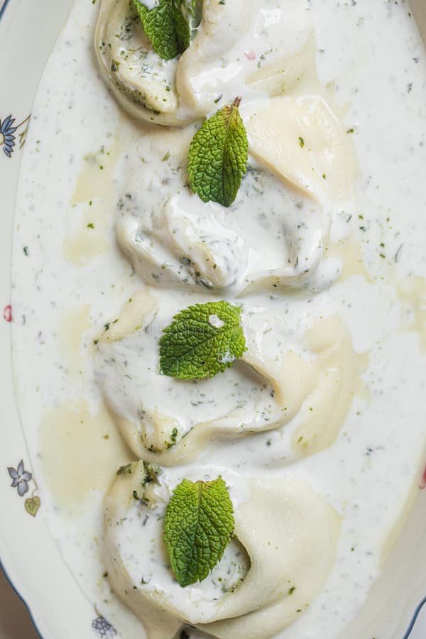 Ravioli georgiani con salsa allo yogurt, aglio e menta immagini stock libere da diritti