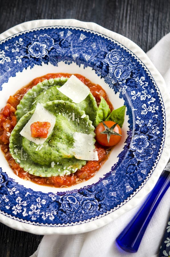 Ravioli italiani casalinghi classici, tortellini fotografia stock Ravioli italiani casalinghi classici, tortellini fotografia stock