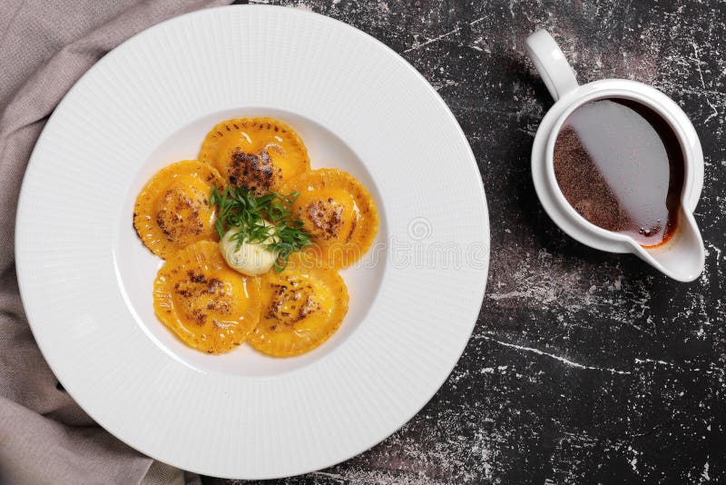 Ravioli met verse kruiden en saus royalty-vrije stock fotografie Ravioli met verse kruiden en saus royalty-vrije stock fotografie