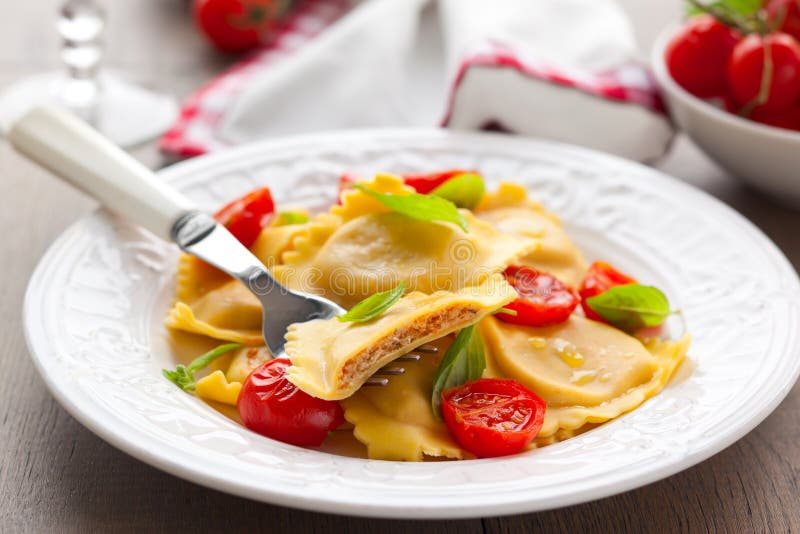 Ravioli Mit Tomaten Und Basilikum Stockbild - Bild von butter, kochen ...