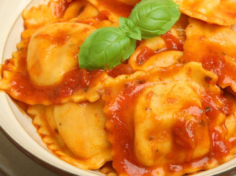 Ravioli mit Tomatensauce stockfoto. Bild von italienisch - 33622354