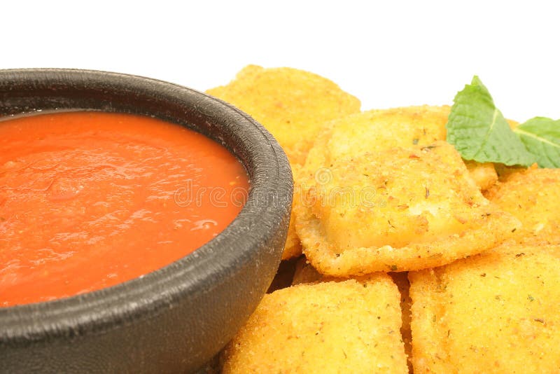 Ravioli tostati con il marinara fotografia stock libera da diritti Ravioli tostati con il marinara fotografia stock libera da diritti