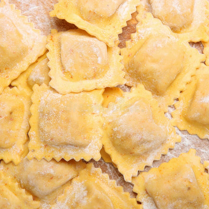 Pastas Frescas De Los Raviolis Forma De La Media Luna Foto de archivo