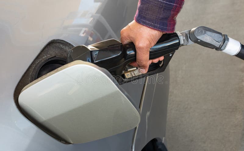 Ravitaillement De La Voiture à Une Pompe à Essence. Remplissage Manuel  Homme Et Pompage De L'essence Huile La Voiture Avec Du Carb Image stock -  Image du véhicule, service: 278387903