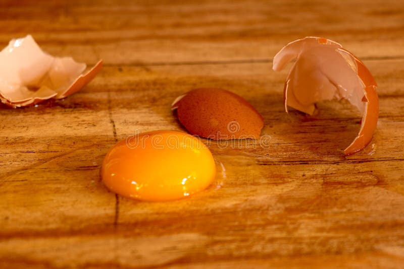 К чему снятся разбитые сырые яйца. Яйцеферма. Цыпленок из желтка или.