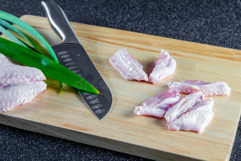 Raw chicken wing. Calorie, cooking.