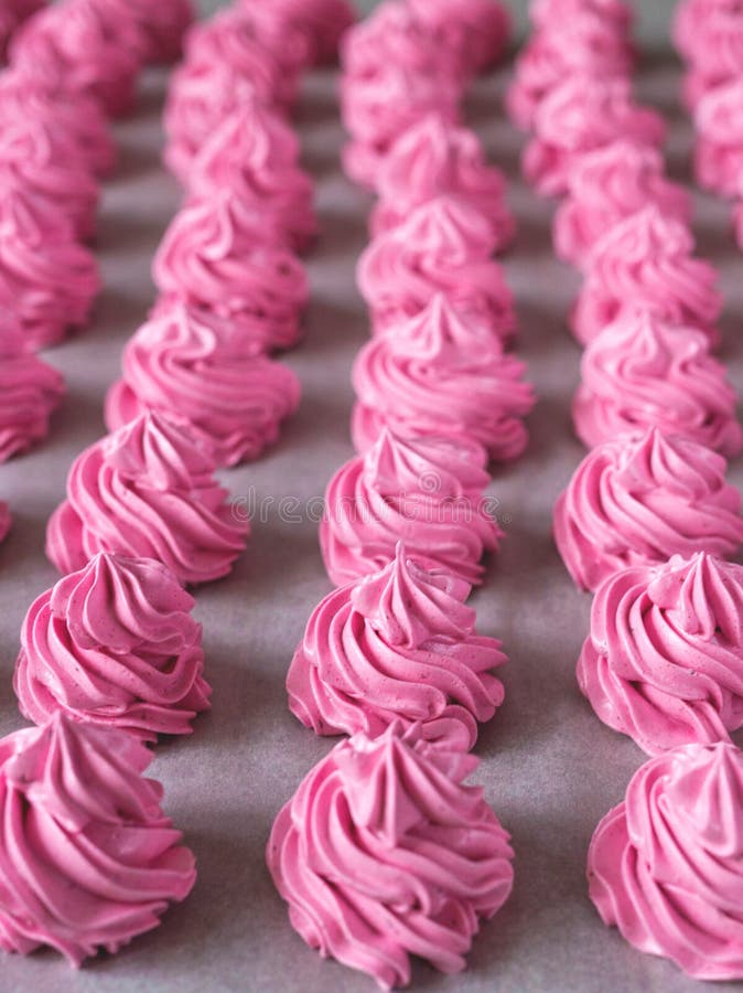 Raws of Homemade Strawberry Marshmallow Dessert. Fabrication Stock