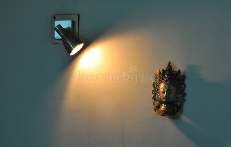 Ray de lumière tombant sur un morceau d'exposition de mur image stock Ray de lumière tombant sur un morceau d'exposition de mur image stock