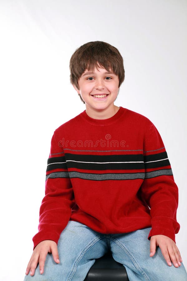 Niños Lindos En Camisetas Rojas En El Fondo Blanco Imagen de archivo -  Imagen de diferente, frente: 149736561