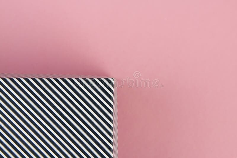 Rayas blancos y negros diagonales en fondo rosado en colores pastel imagen de archivo libre de regalías Rayas blancos y negros diagonales en fondo rosado en colores pastel imagen de archivo libre de regalías
