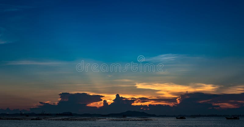 Rayon gentil du soleil en ciel crépusculaire en mer avec l'île de SI Chang