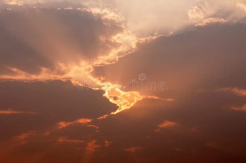 Rayons de lumière brillant par les nuages foncés image libre de droits Rayons de lumière brillant par les nuages foncés image libre de droits