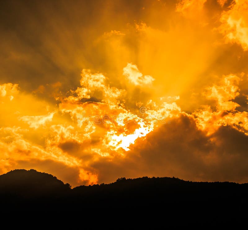 Rayons de lumière brillant par les nuages foncés image libre de droits Rayons de lumière brillant par les nuages foncés image libre de droits