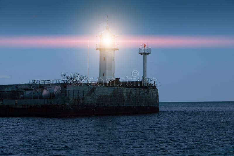 Rayons De Projecteur De Lampe De Phare Sur Le Pilier Concret Avec