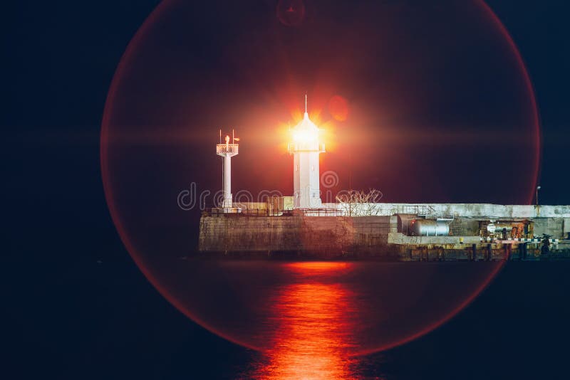 Rayons De Projecteur De Lampe De Phare Sur Le Pilier Concret Avec