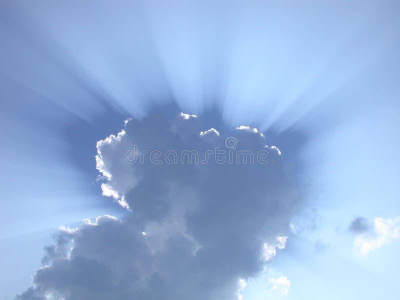 Rayons de Sun par les nuages photographie stock Rayons de Sun par les nuages photographie stock