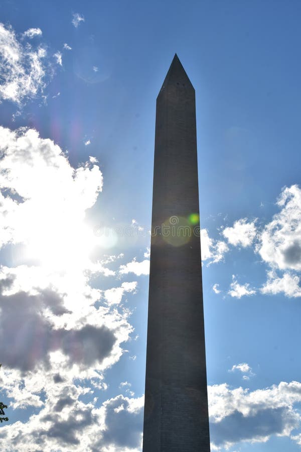 Rayos de sol brillando en el monumento de washington