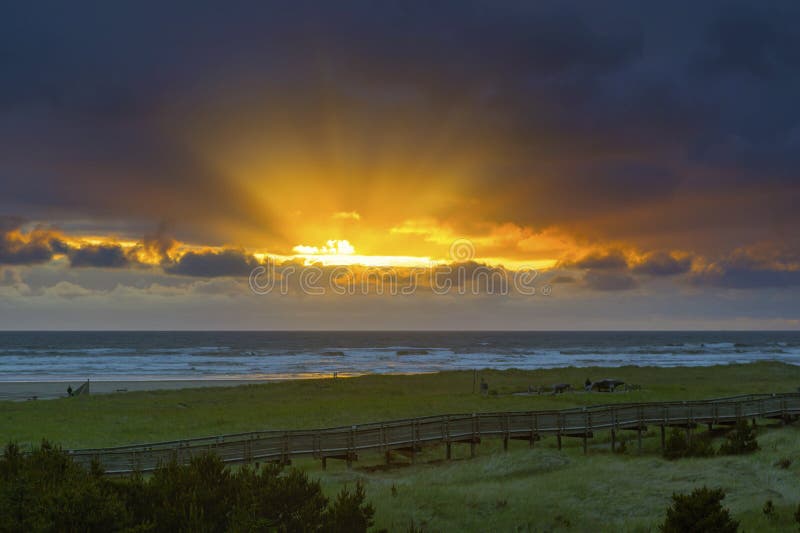 Rayos de Sun en Long Beach Washington durante puesta del sol imagen de archivo libre de regalías Rayos de Sun en Long Beach Washington durante puesta del sol imagen de archivo libre de regalías