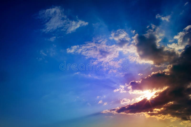 Rayos de Sun y nubes oscuras fotos de archivo Rayos de Sun y nubes oscuras fotos de archivo
