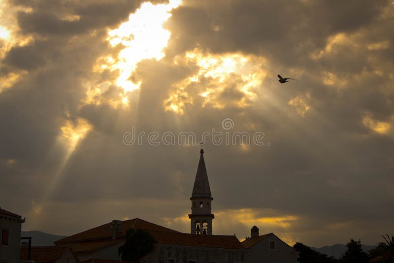 Rays el sol cayendo por las nubes en la ciudad vieja. Enfoque selectivo foto de archivo libre de regalías Rays el sol cayendo por las nubes en la ciudad vieja. Enfoque selectivo foto de archivo libre de regalías