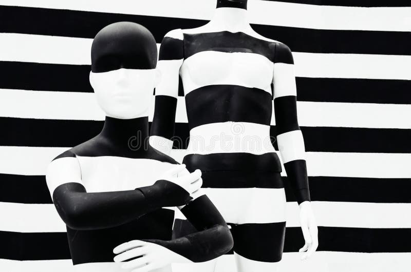 Rayures noires et blanches de mannequin d'art, sur rayé avec les rayures noires et blanches déguisement photographie stock Rayures noires et blanches de mannequin d'art, sur rayé avec les rayures noires et blanches déguisement photographie stock