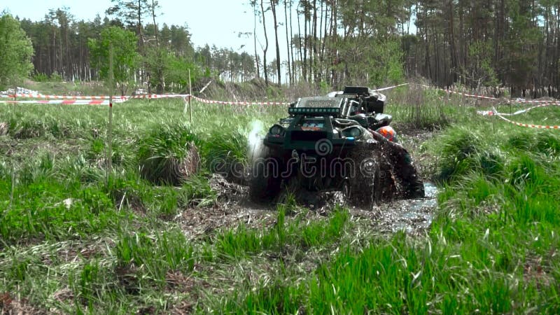 Raça através do pântano em um ATV