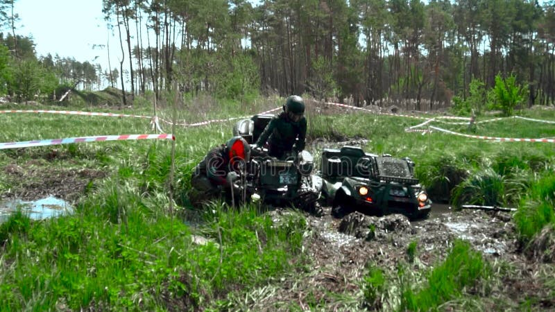 Raça através do pântano em um ATV