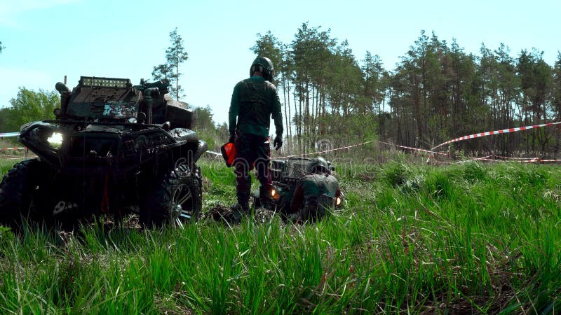 Raça através do pântano em um ATV