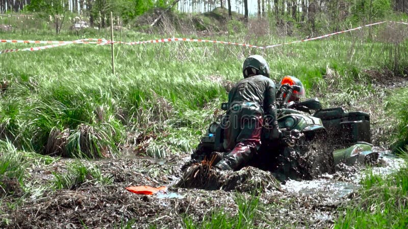 Raça através do pântano em um ATV