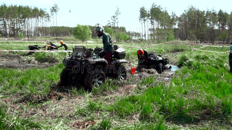 Raça através do pântano em um ATV