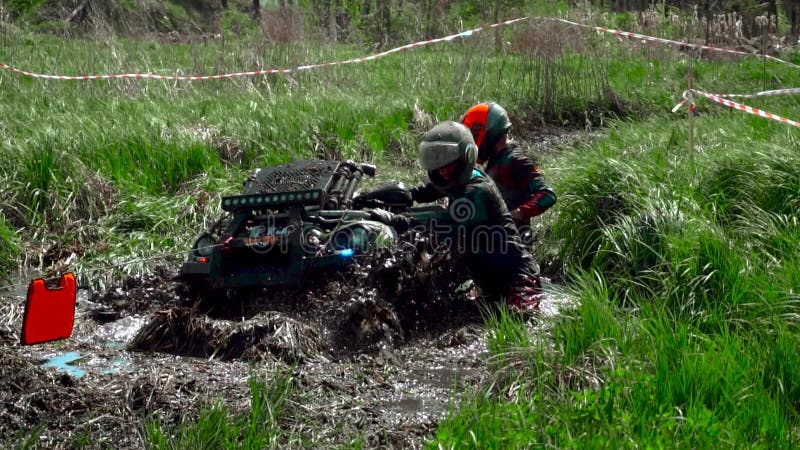 Raça através do pântano em um ATV