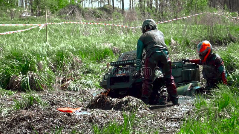 Raça através do pântano em um ATV