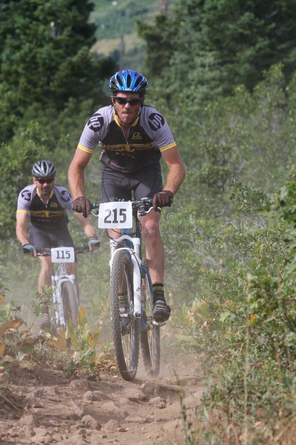 Corrida de bicicleta de montanha imagens de stock