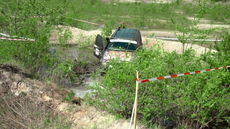 Raça fora de estrada através do pântano