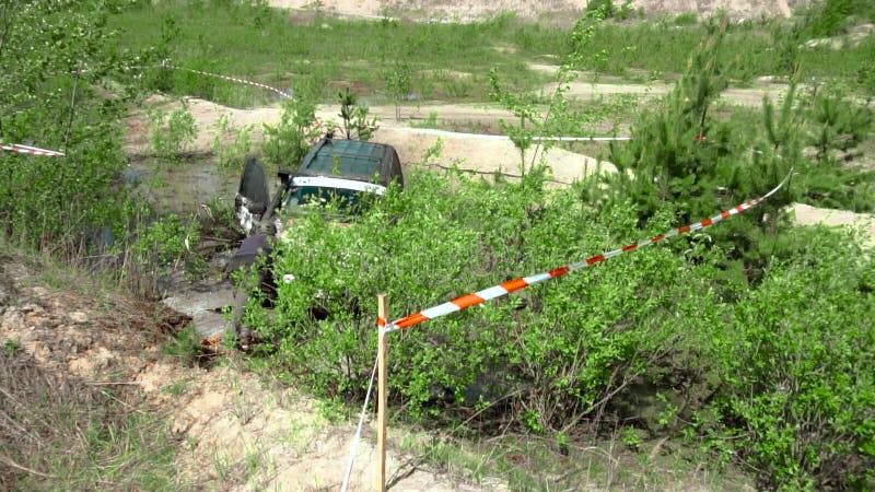 Raça fora de estrada através do pântano