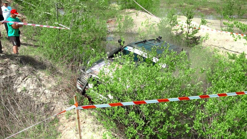 Raça fora de estrada através do pântano