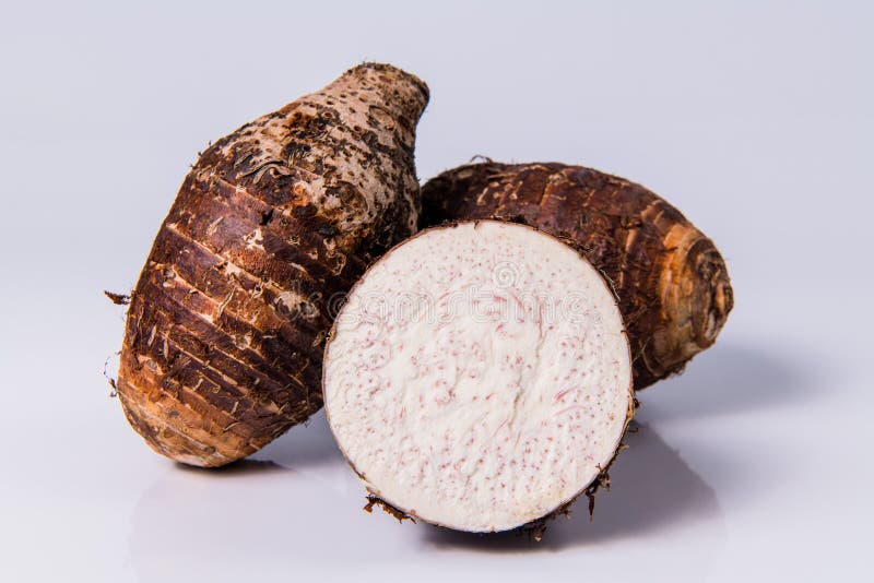 Raíces de taro, cesta de bambú fotografía de archivo